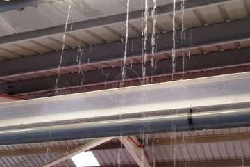 Goteras en el Mercado Municipal/TA.